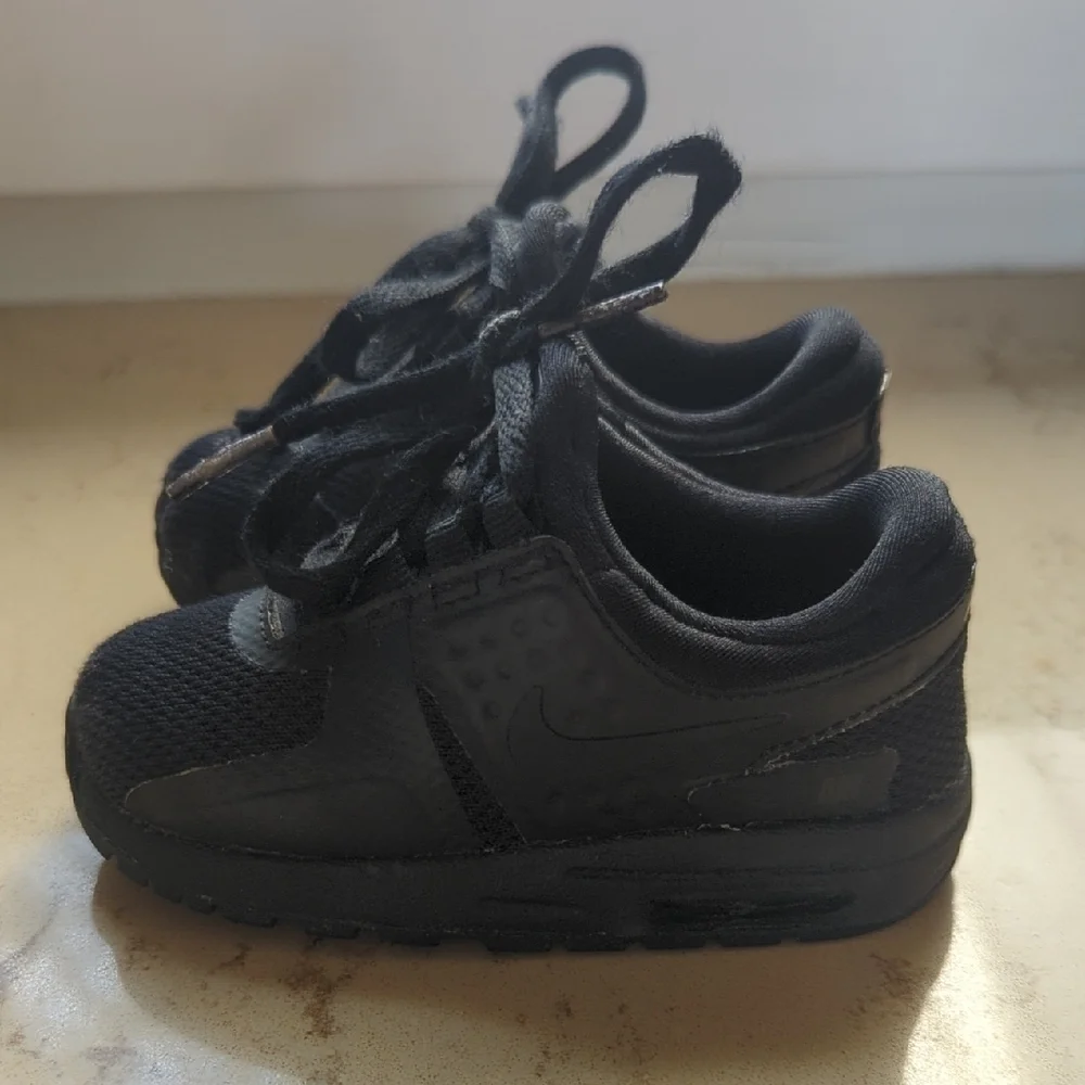 Nike Air Max Zero Athletic Triple Black Sneaker 881227-006 Size US 5C